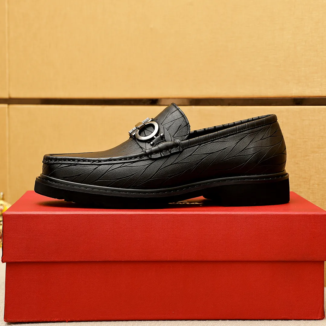 Men's shoes 💰520 💐 Product trademark: Ferragamo "Ferragamo" casual leather shoes Regular size: 38-44 (45.46🉑️customized) Product materials: Selected imported first-layer calfskin embossed upper + original hardware buckle, imported water-dyed cow leather lining. Strong three-dimensional visual effect, original outsole color: 1⃣️color optional